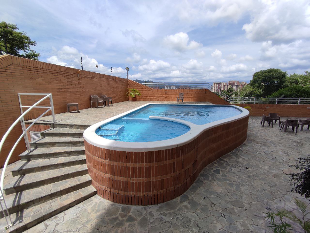 277240 VENTA ESPECTACULAR PENT HOUSE 3 niveles 800m2, Urbanización El Bosque. valencia, estado carab