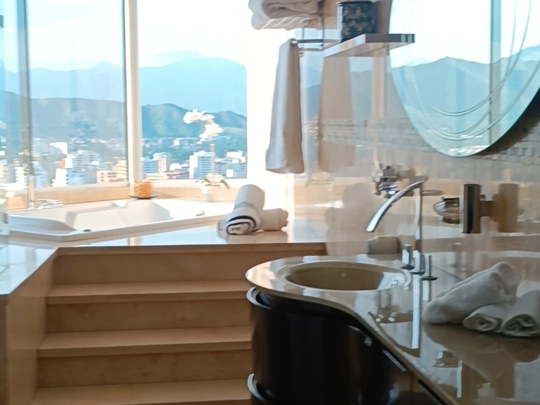 277240 VENTA ESPECTACULAR PENT HOUSE 3 niveles 800m2, Urbanización El Bosque. valencia, estado carab