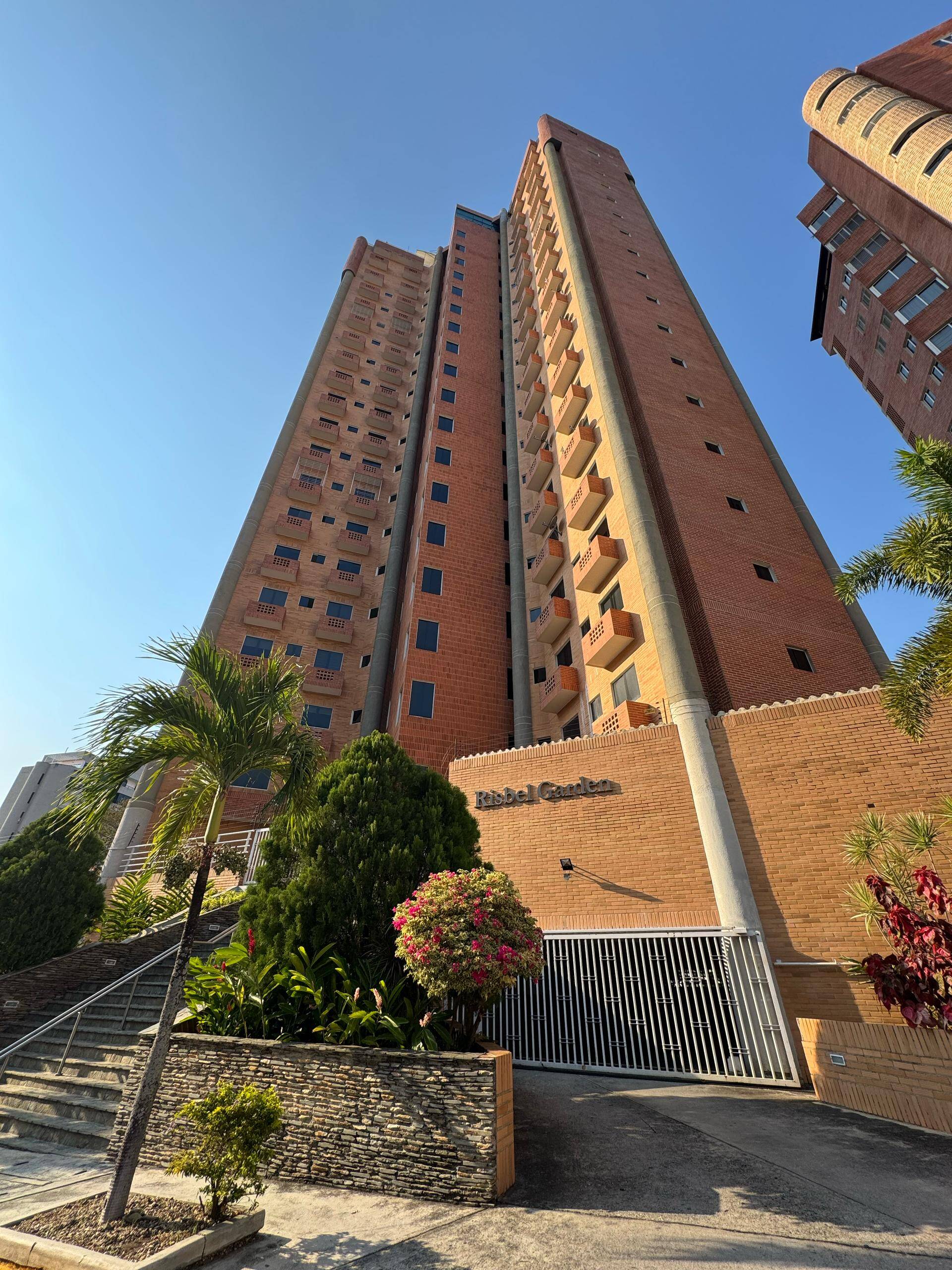 277240 VENTA ESPECTACULAR PENT HOUSE 3 niveles 800m2, Urbanización El Bosque. valencia, estado carab