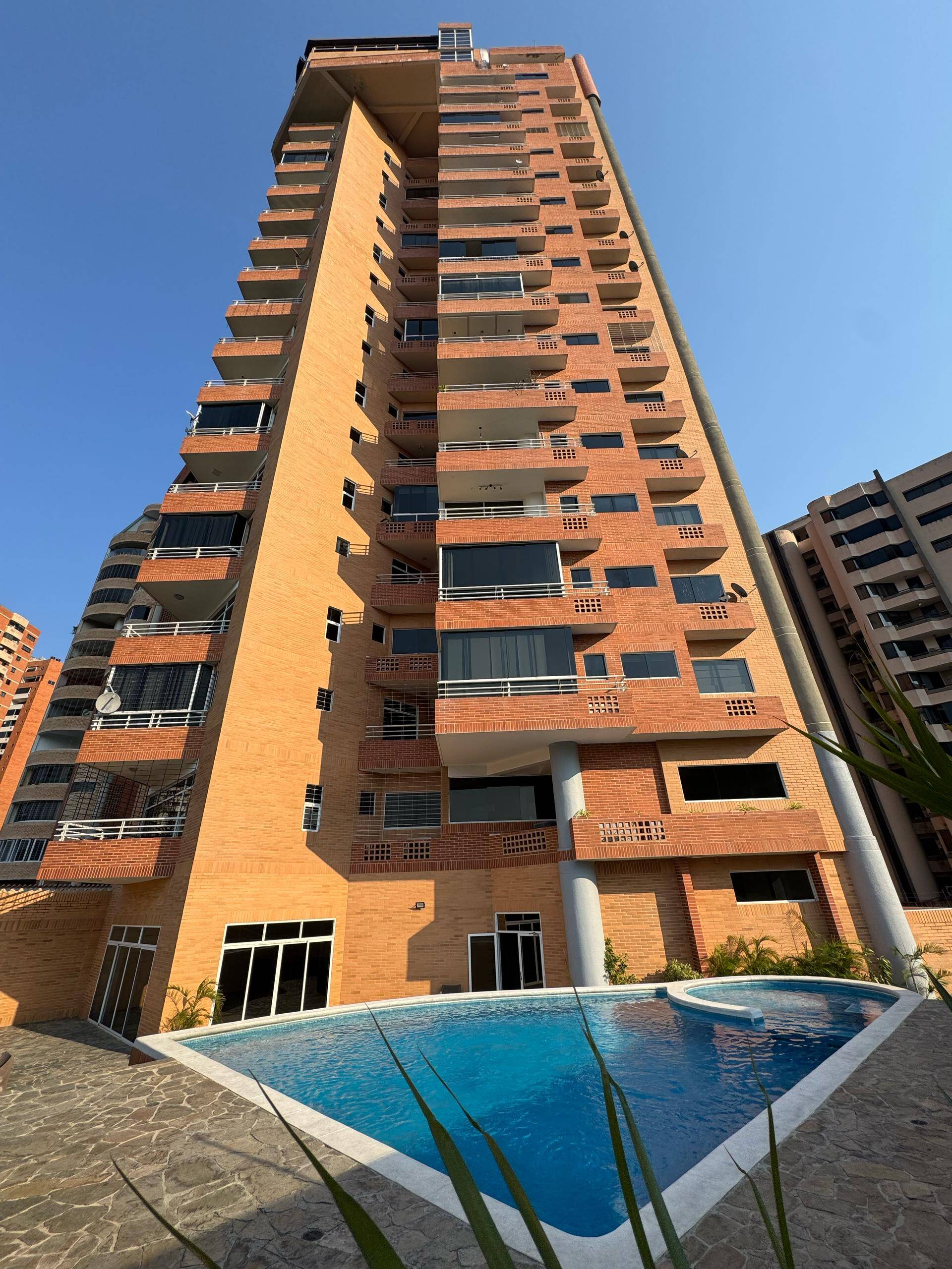 277240 VENTA ESPECTACULAR PENT HOUSE 3 niveles 800m2, Urbanización El Bosque. valencia, estado carab