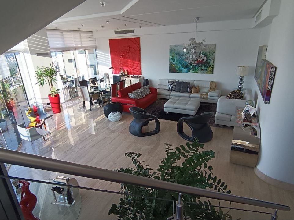 277240 VENTA ESPECTACULAR PENT HOUSE 3 niveles 800m2, Urbanización El Bosque. valencia, estado carab