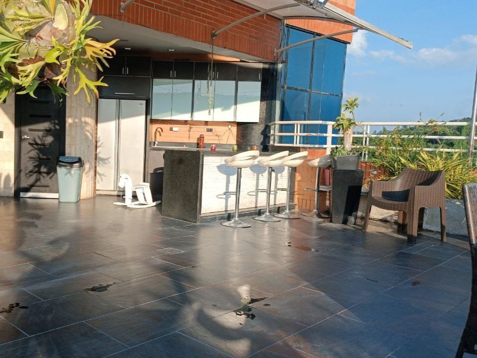 277240 VENTA ESPECTACULAR PENT HOUSE 3 niveles 800m2, Urbanización El Bosque. valencia, estado carab