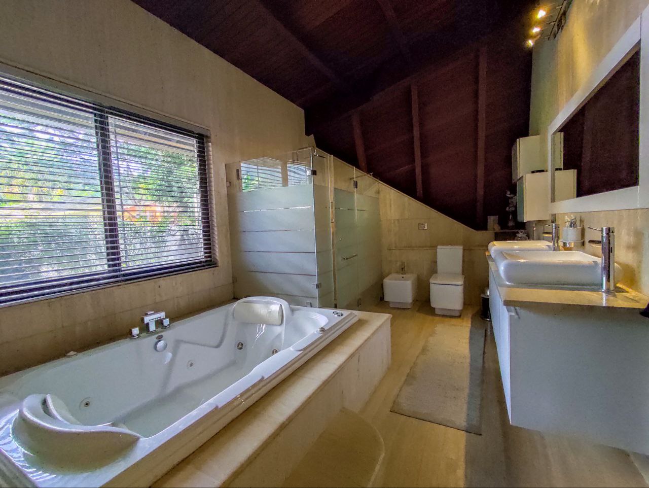 264435  En Venta  Espectacular casa con piscina en El Solar, Guataparo, Valencia. Venezuela