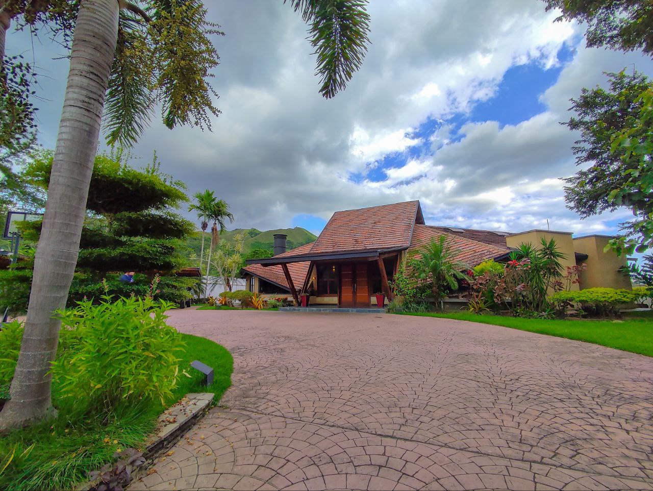 264435  En Venta  Espectacular casa con piscina en El Solar, Guataparo, Valencia. Venezuela