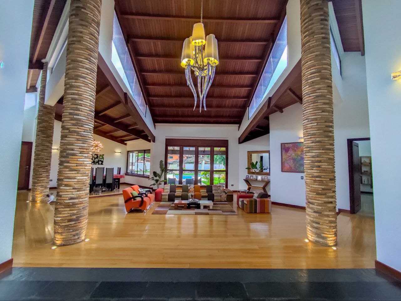 264435  En Venta  Espectacular casa con piscina en El Solar, Guataparo, Valencia. Venezuela