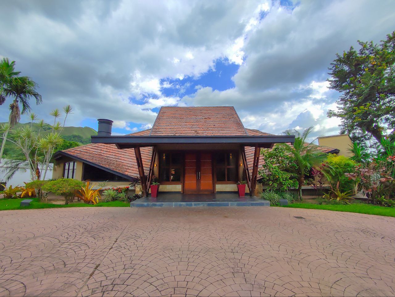 264435  En Venta  Espectacular casa con piscina en El Solar, Guataparo, Valencia. Venezuela